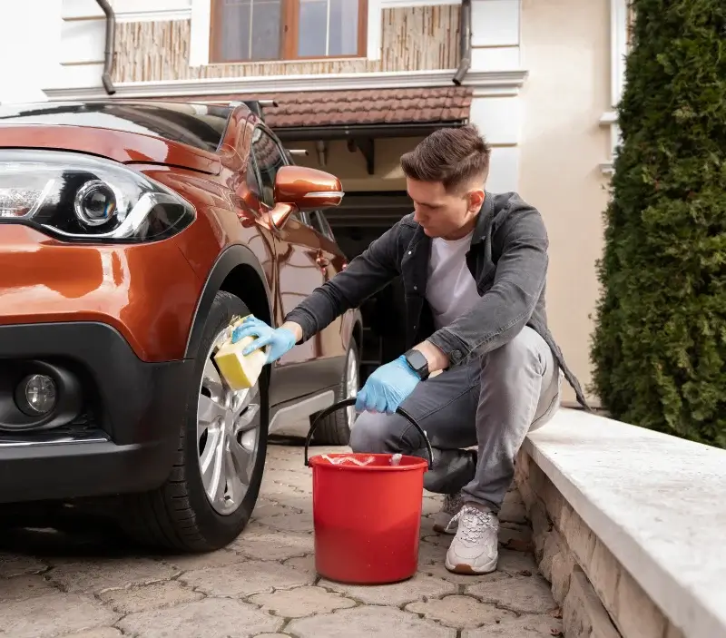 Lavage auto à domicile Saint-Germain-lès-Arpajon : professionnel intervenant sur un véhicule